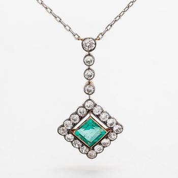 A 14K and 18K gold necklace with diamonds ca. 1.30 ct in total and an emerald.