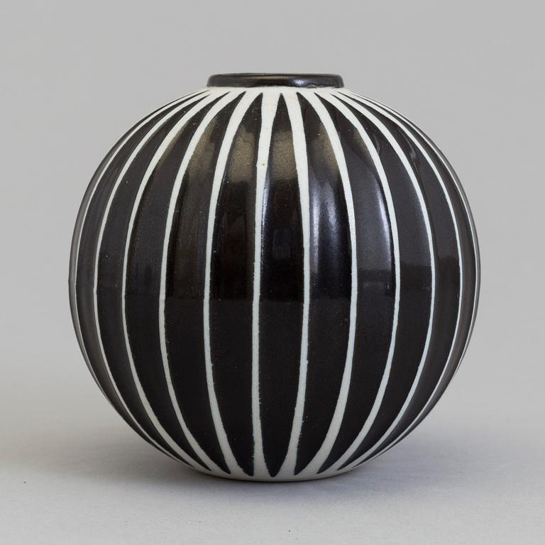 A Stig Lindberg earthenware 'Domino' vase, for Gustabsnerg. 1955-1969.