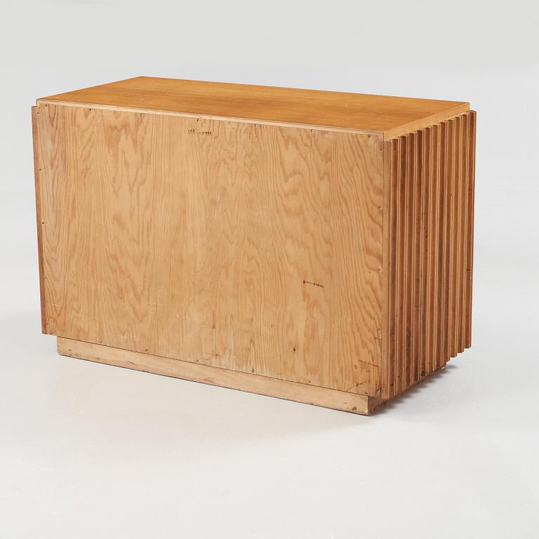 An Axel Einar Hjorth oak Swedish Modern chest of drawers, Stockholm ca 1940.