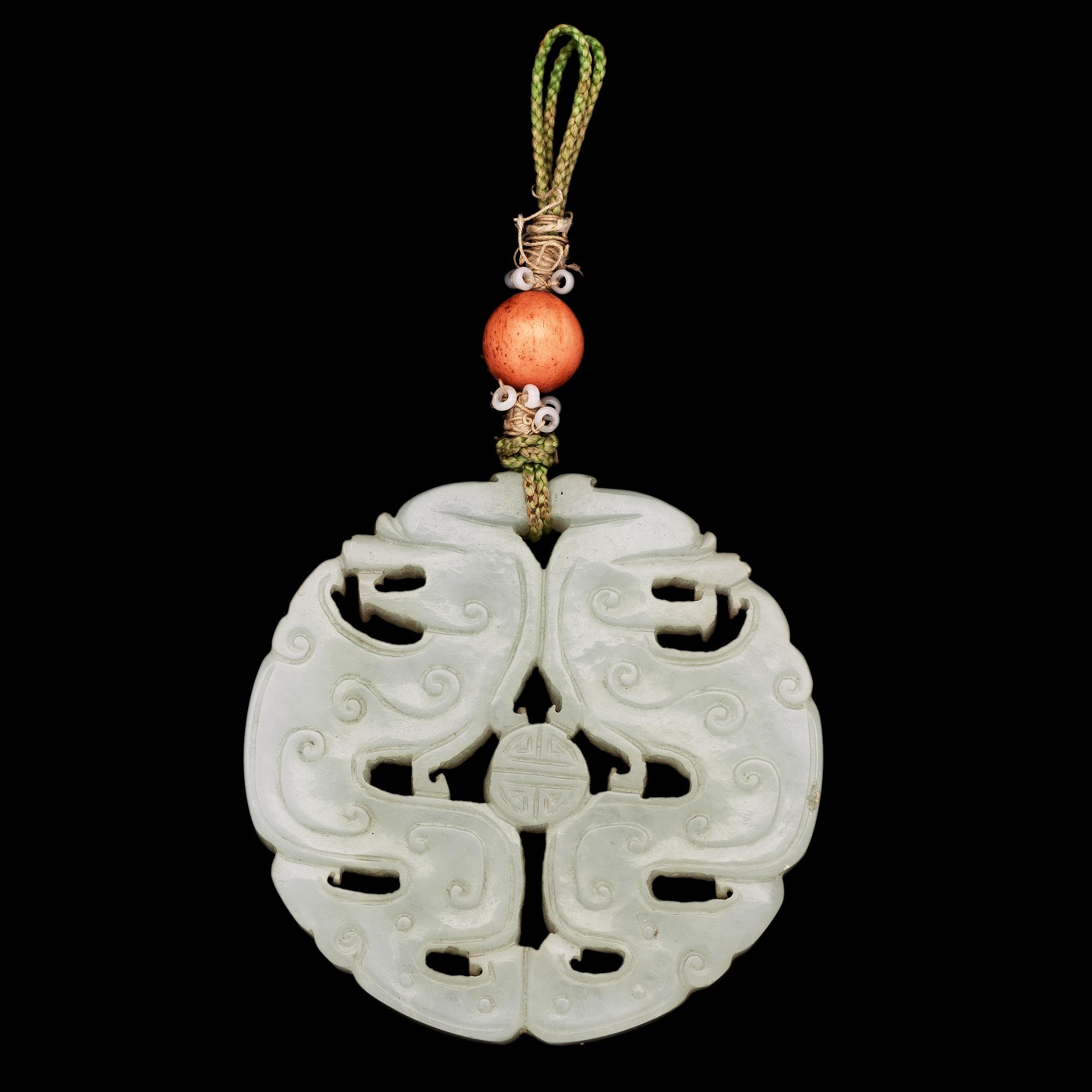AMULETT, skuren jade. Tidigt 1900-tal.
