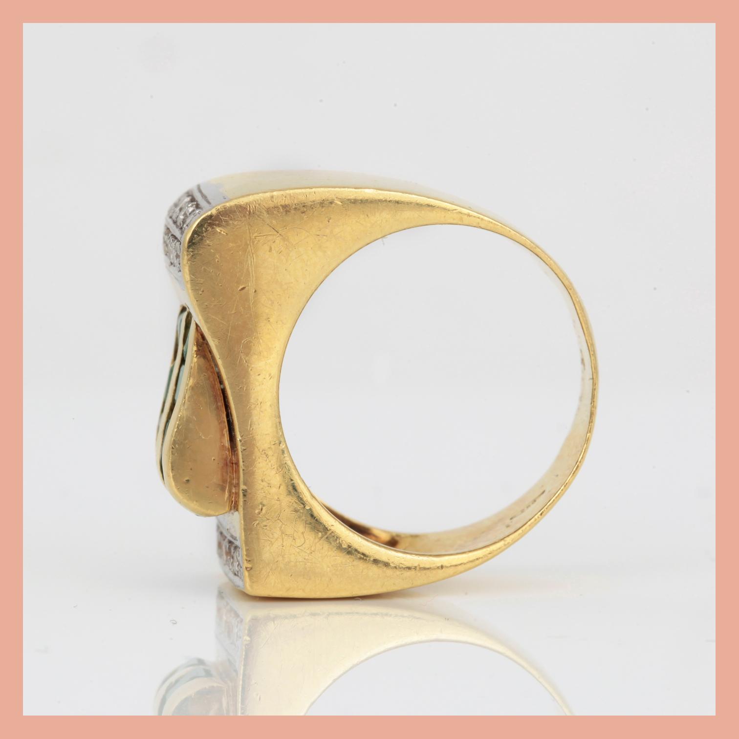 RING, 18K guld med diamanter tot ca 0,20 ct och smaragder, Frankrike, troligen 1900-talets första hälft Tot vikt ca 12 g.