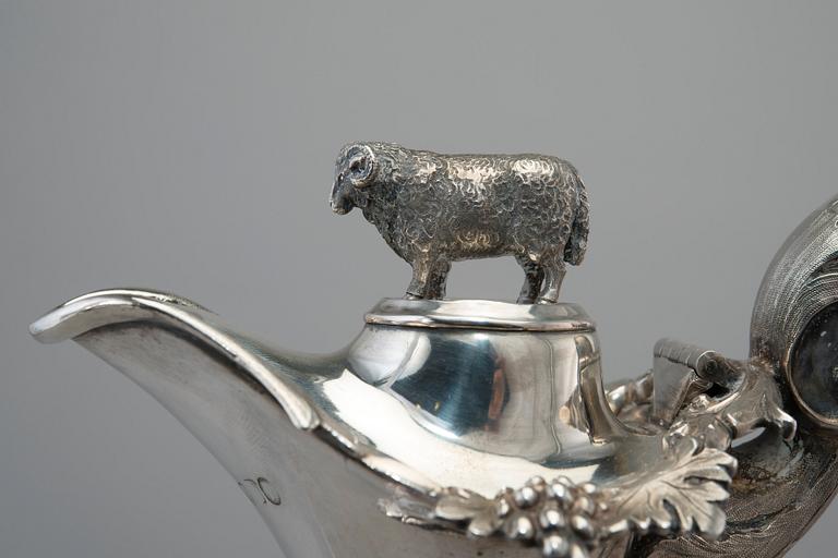 VINKANNA, sterling silver. J.E. Terry London 1840. Höjd 31 cm, vikt 1093 g.