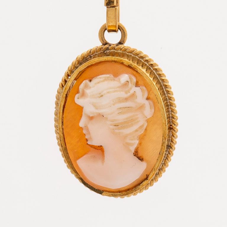 PENDANT W CHAIN and RING, 18K gold and shell cameos, length approx 54 cm, G Dahlgren & Co Malmö 1962.