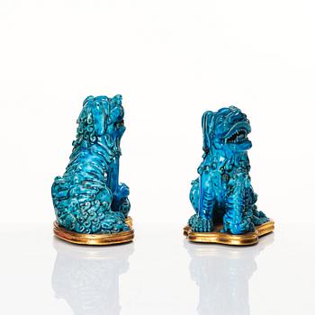 A pair of turquoise glazed porcelain figures of buddhist lions, Qing dynasty 18th/19th Century.