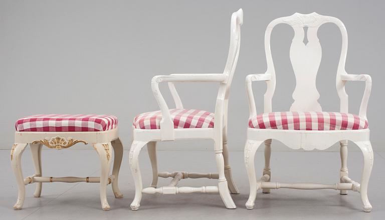 KARMSTOLAR, ett par, samt TABURETT, rokokostil 1900-tal.