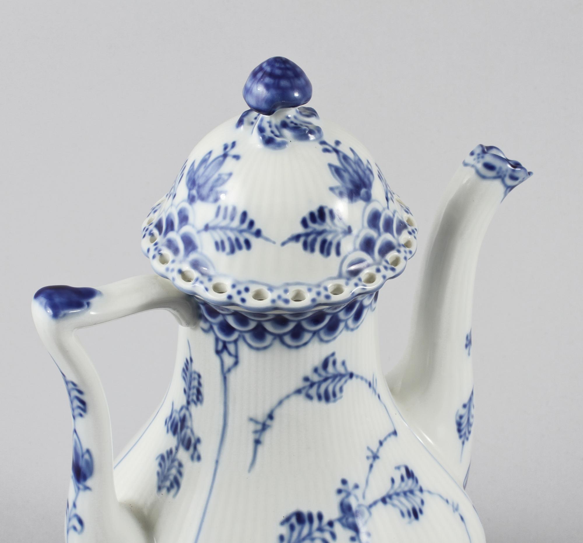 KAFFESERVIS, 30 delar, porslin, "Musselmalet", Royal Copenhagen, 1900-talets andra hälft.