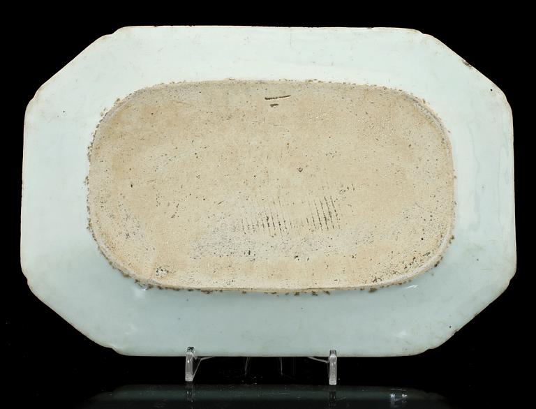 TALLRIKAR, 3 st, samt STEKFAT, porslin, Kina, 1700-tal.