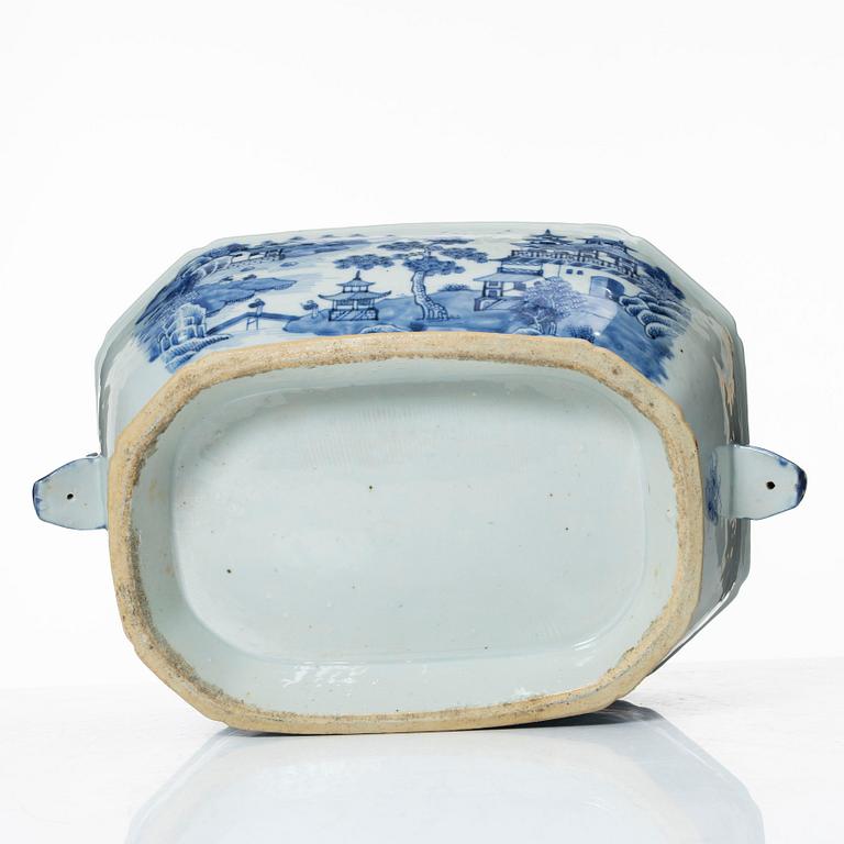 Terrin med lock, porslin. Qingdynastin, Qianlong (1736-95).