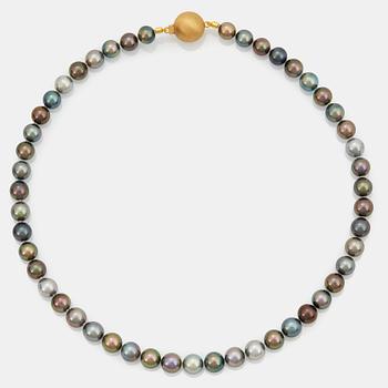 824. A Tahitian cultured pearl necklace.