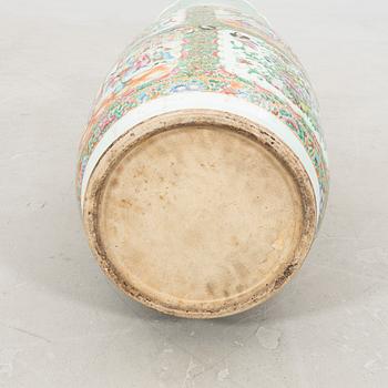 Vas, porslin. Sen Qingdynasti.