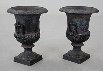 TRÄDGÅRDSURNOR, ett par, gjutjärn. 1900-talets andra hälft.