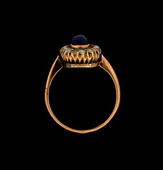 RING, guld 14k, cabochonslipad safir samt rosenslipade diamanter. England, 1900-talets första hälft. Vikt ca 3 g.