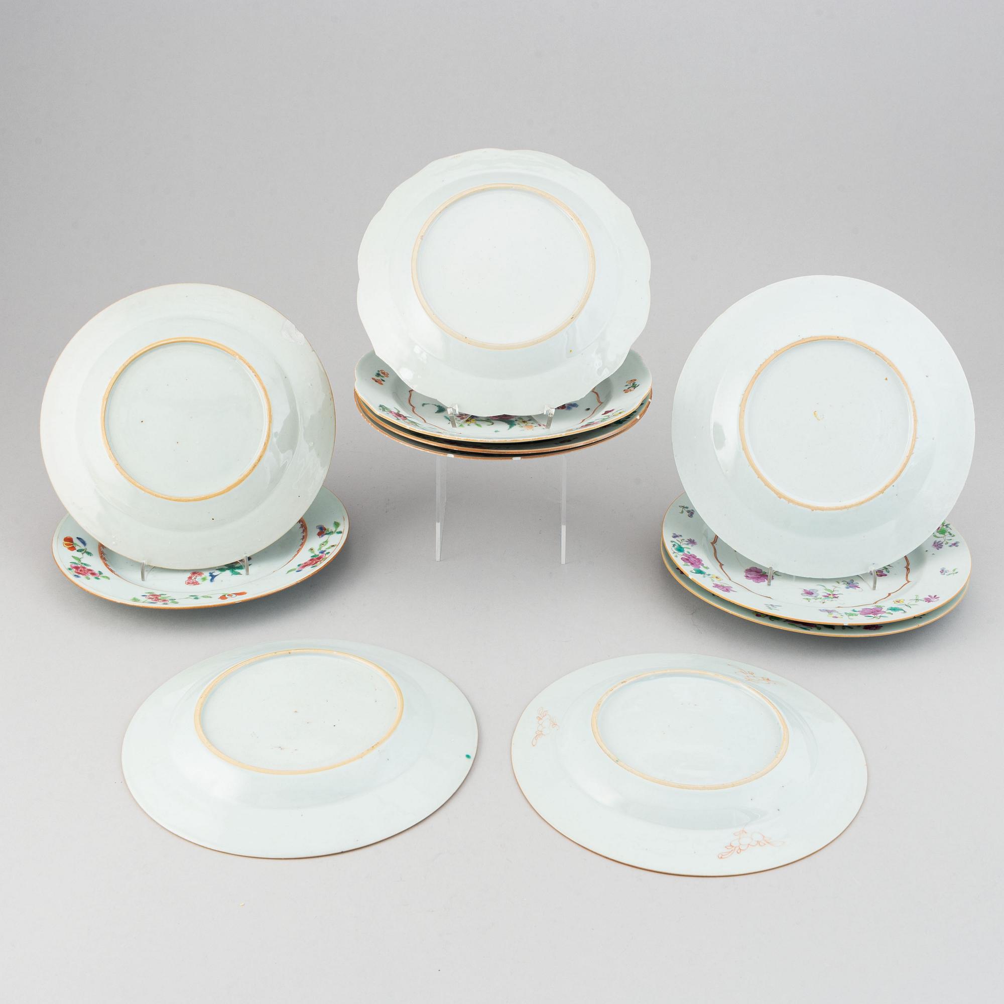 Tallrikar, flata, 11 st, snarlika, kompaniporslin. Qingdynastin, Qianlong (1736-95).
