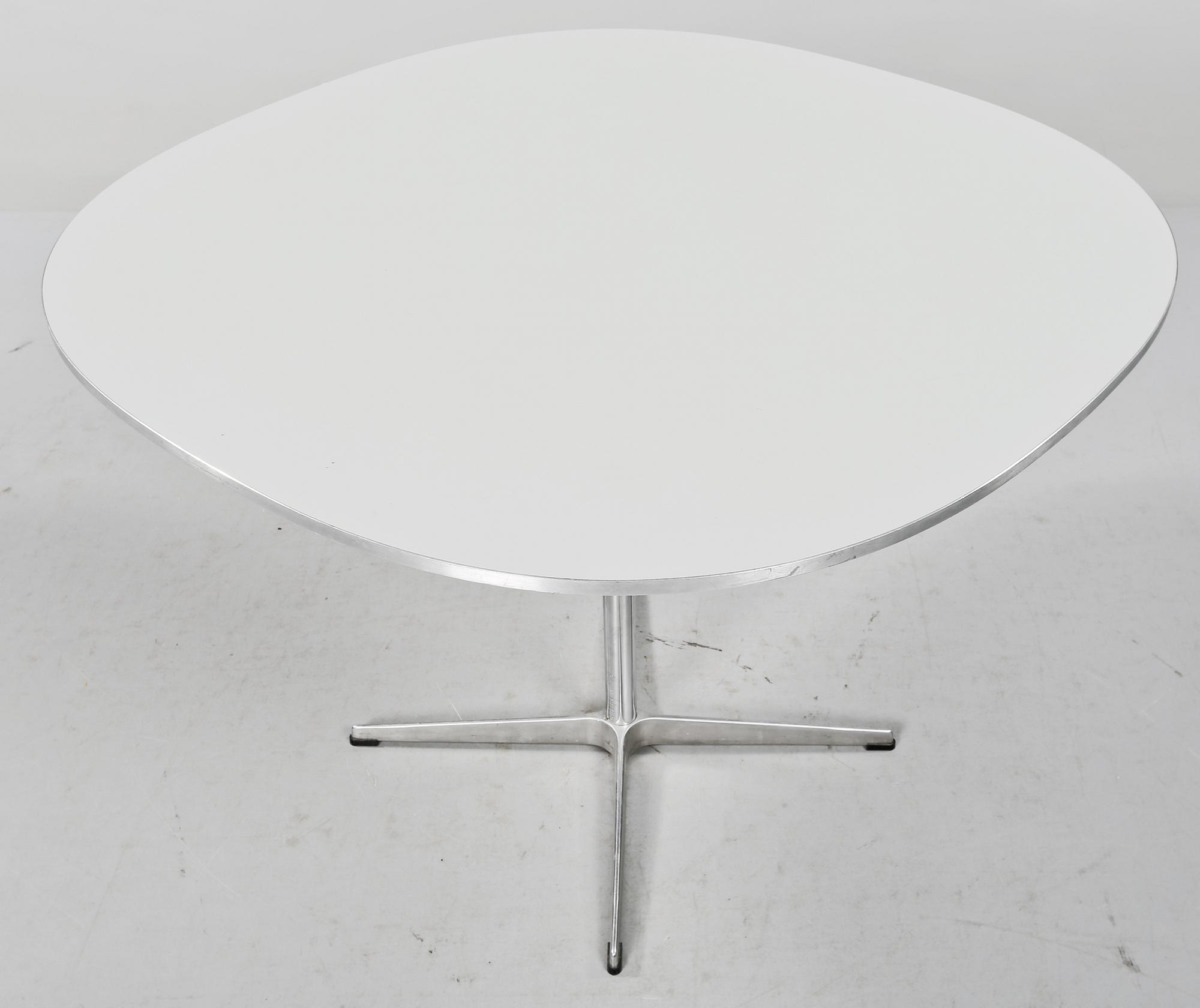 BORD, "Supercirkel", Piet Hein och Bruno Mathsson, Fritz Hansen 1987.