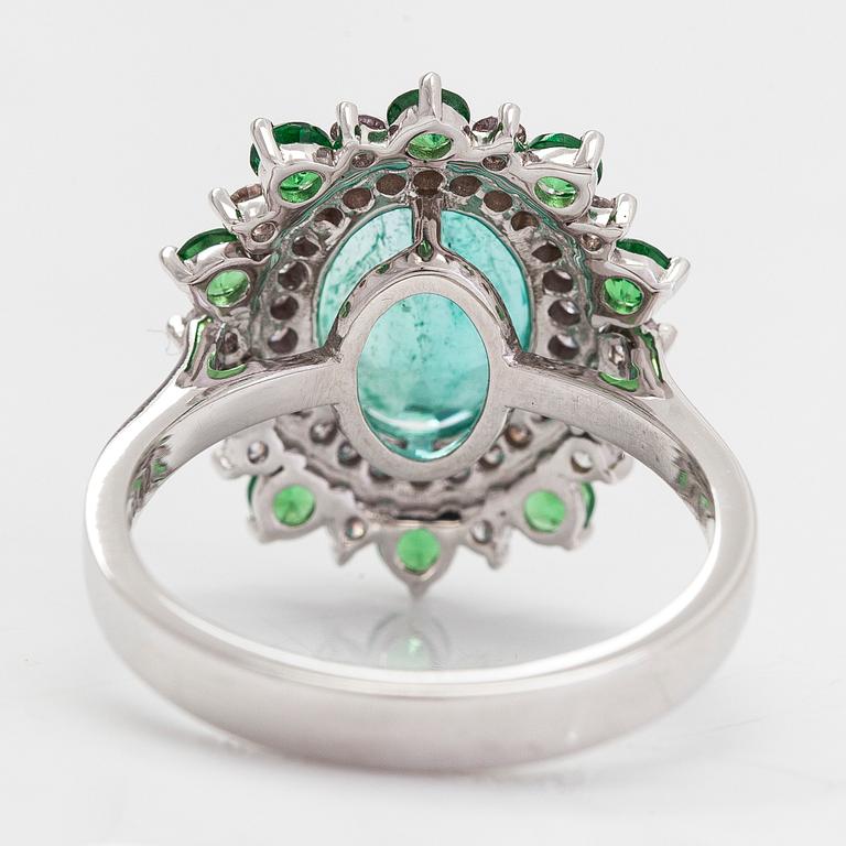 A 14K white gold ring with an emerald 2.40 ct, tsavorites 0.75 ct and diamonds ca 0.42 ct. With IGI certificate.