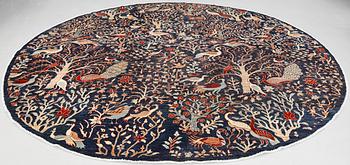 A 'Ziegler' carpet, diameter 273 cm.