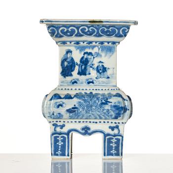 A blue and white incense burner, Qing dynasty, 19th century.