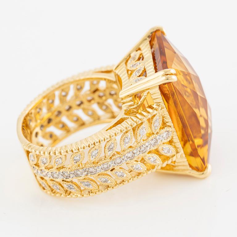 Ring 18K guld med en checkerslipad citrin och runda briljantslipade diamanter.
