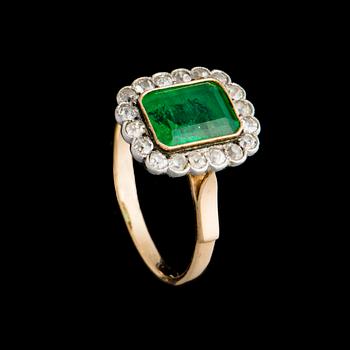 A RING, 14K gold, emerald, old cut diamonds. Weight c. 2.9 g.