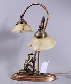 BORDSLAMPA, Art decostil, 1900-talets andra hälft.