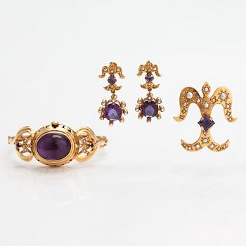 A bracelet/wristwatch, earrings and brooch, 18K gold, amethysts, synthetic corundums and cultured pearls.