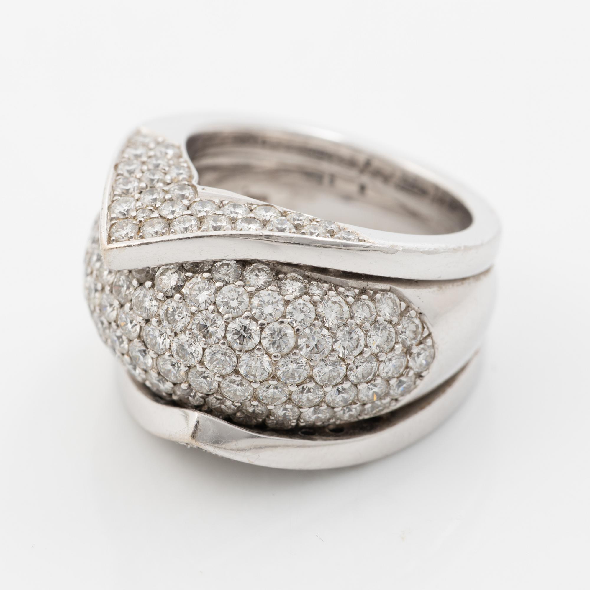 Ring 18K vitguld med briljantslipade diamanter.