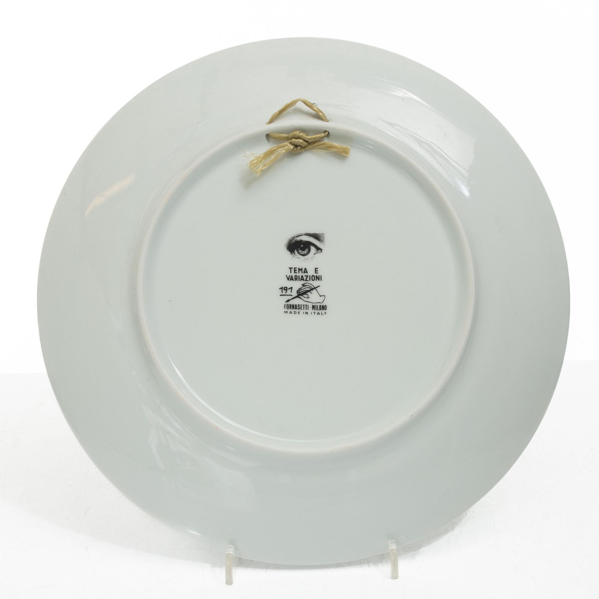 Piero Fornasetti, tallrikar, 2 st, porslin, "Tema e Variazioni", Milano, Italien.