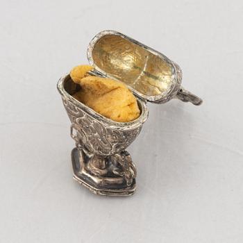 Dosa, troligen låghaltigt silver, fantasistämplar, 1800-tal.
