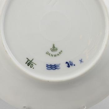 37 porcelain rifflet "Musselmalet" plates, Royal Copenhagen, Denmark, 1893-1923.