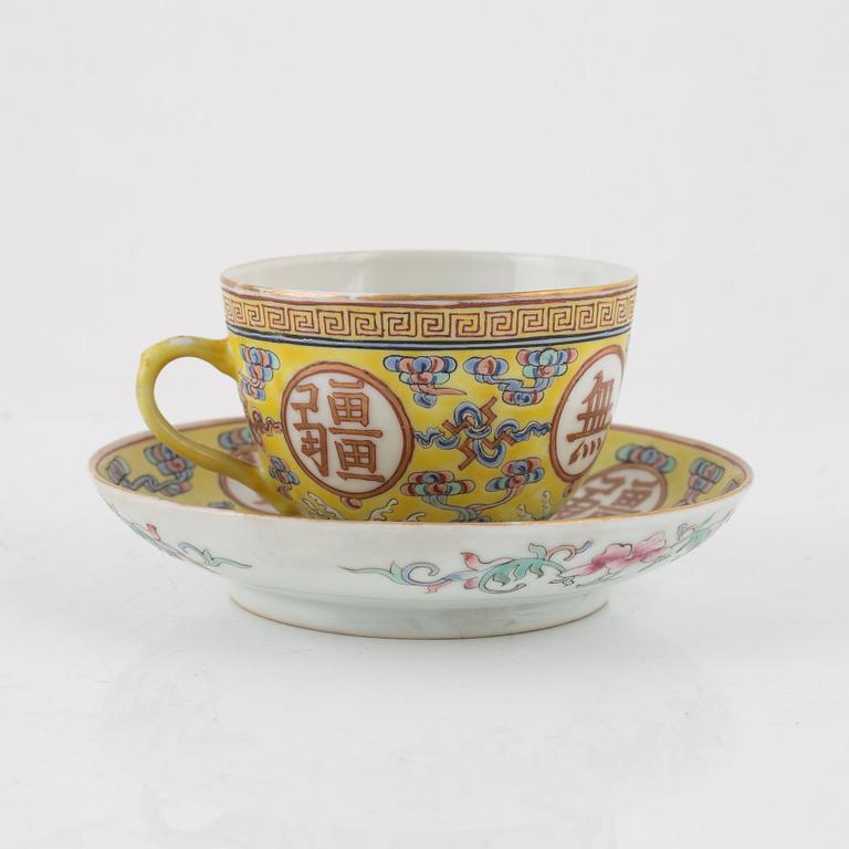 A Chinese famille rose yellow ground medallion plate and coffeecup with saucer, late Qing dynasty/around 1900.