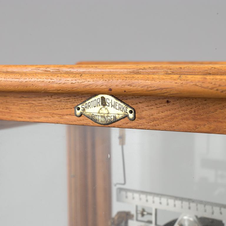 A German Sartorius-Werke Göttingen Scale from mid 20th century.