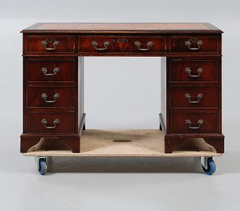 SKRIVBORD, engelsk stil, 1900-talets andra hälft.