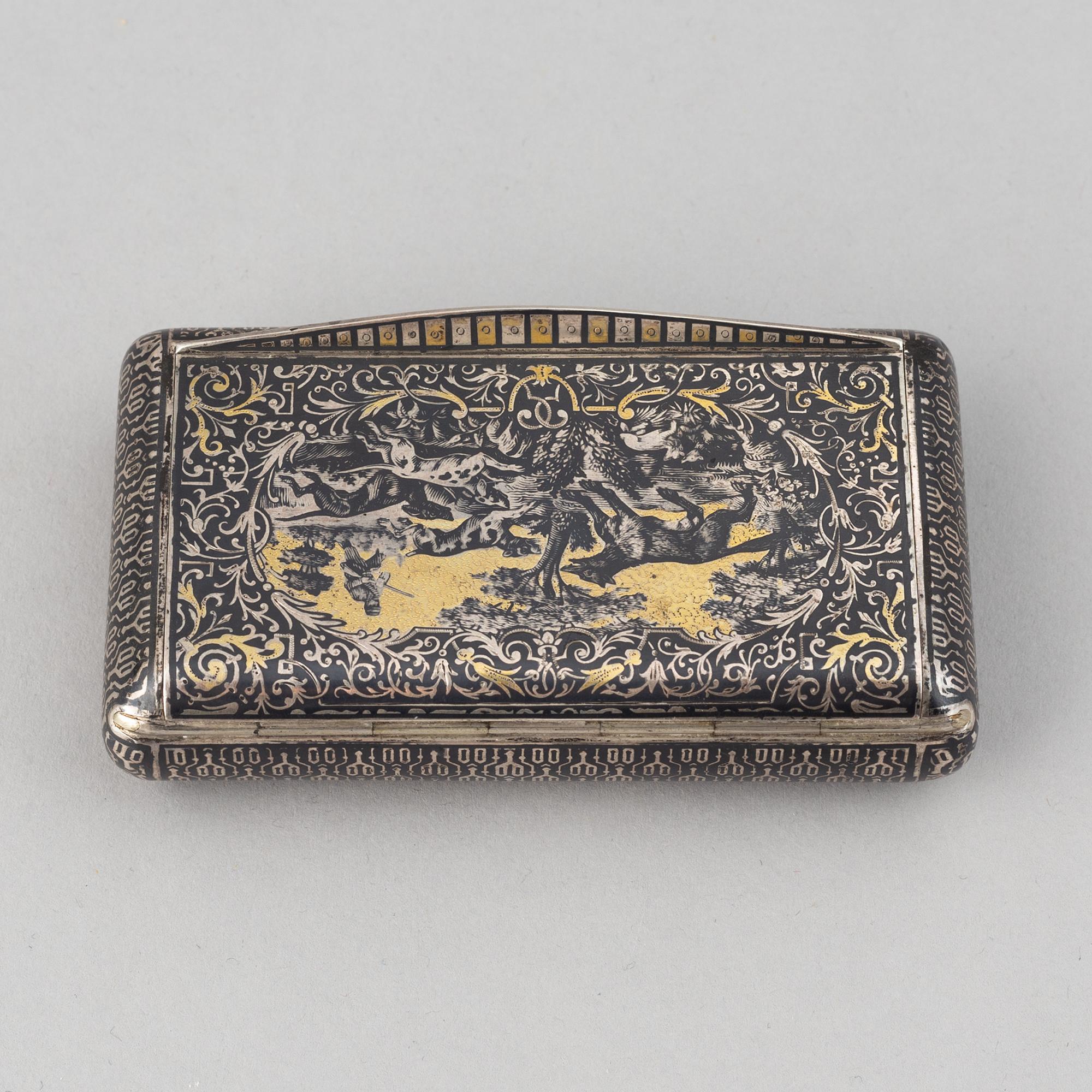 Dosa, silver med förgylld niellodekor, importstämplad, troligen Frankrike, 1800-talets mitt.