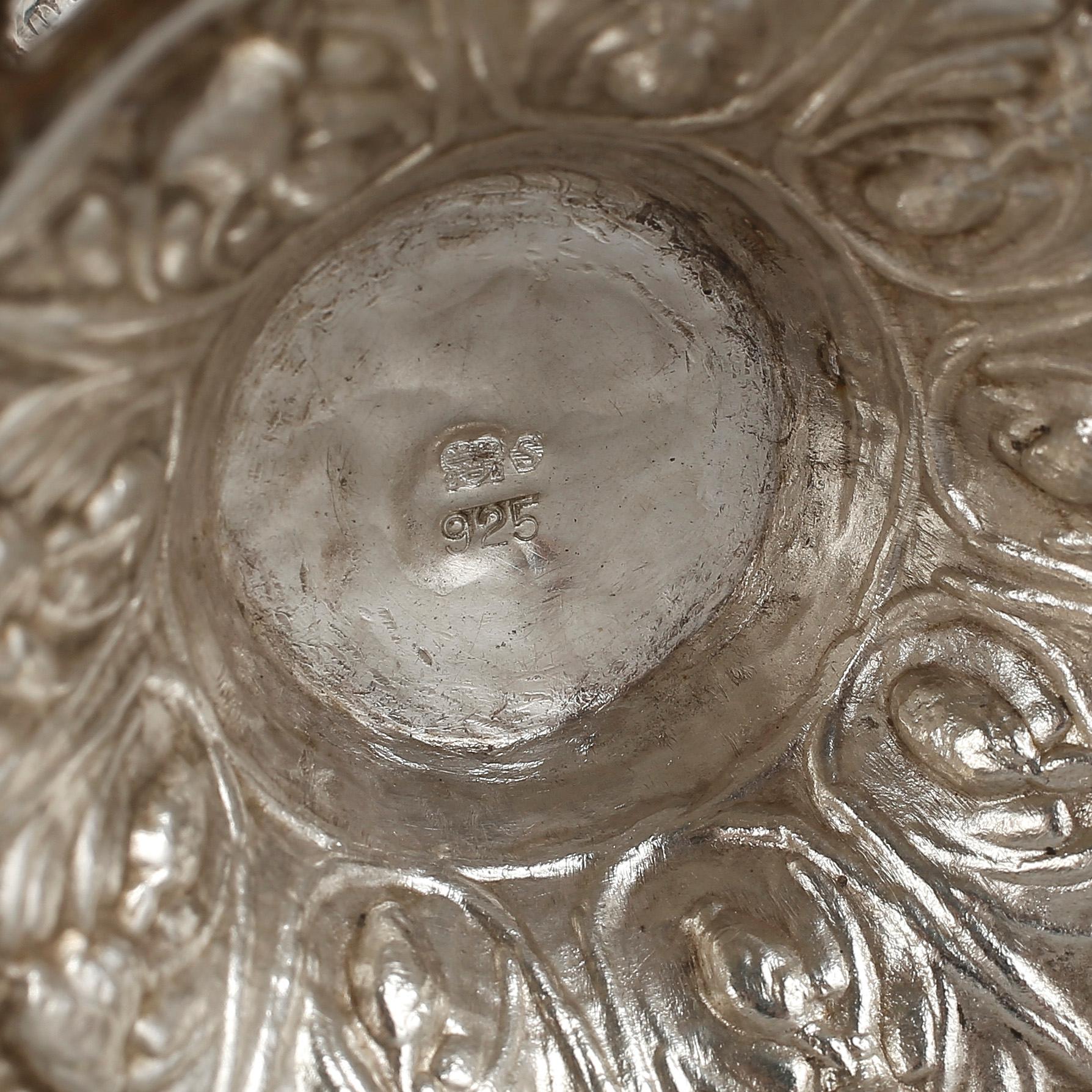 VASER, ett par, silver, med svenska importstämplar, 1900-tal. Vikt ca 450g.