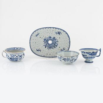 Four blue and white porcelain pieces, China, 18th-19th century.