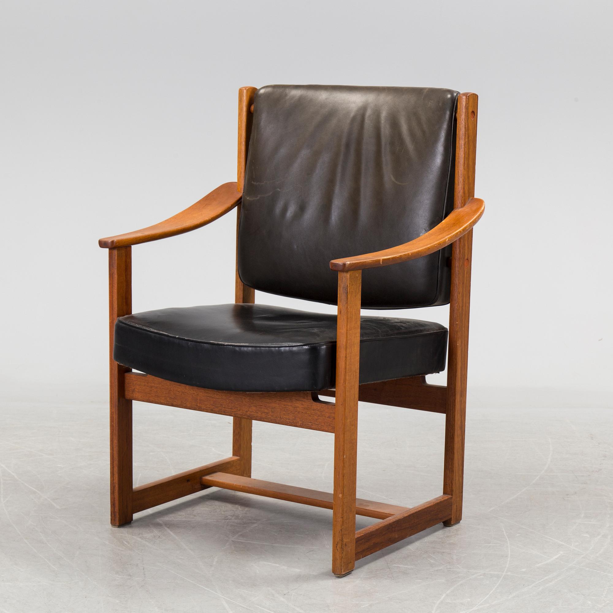 SVEN KAI-LARSEN, karmstol, etikettmärkt Sadelmakarmästarna samt brickmärkt Nordiska Kompaniet.