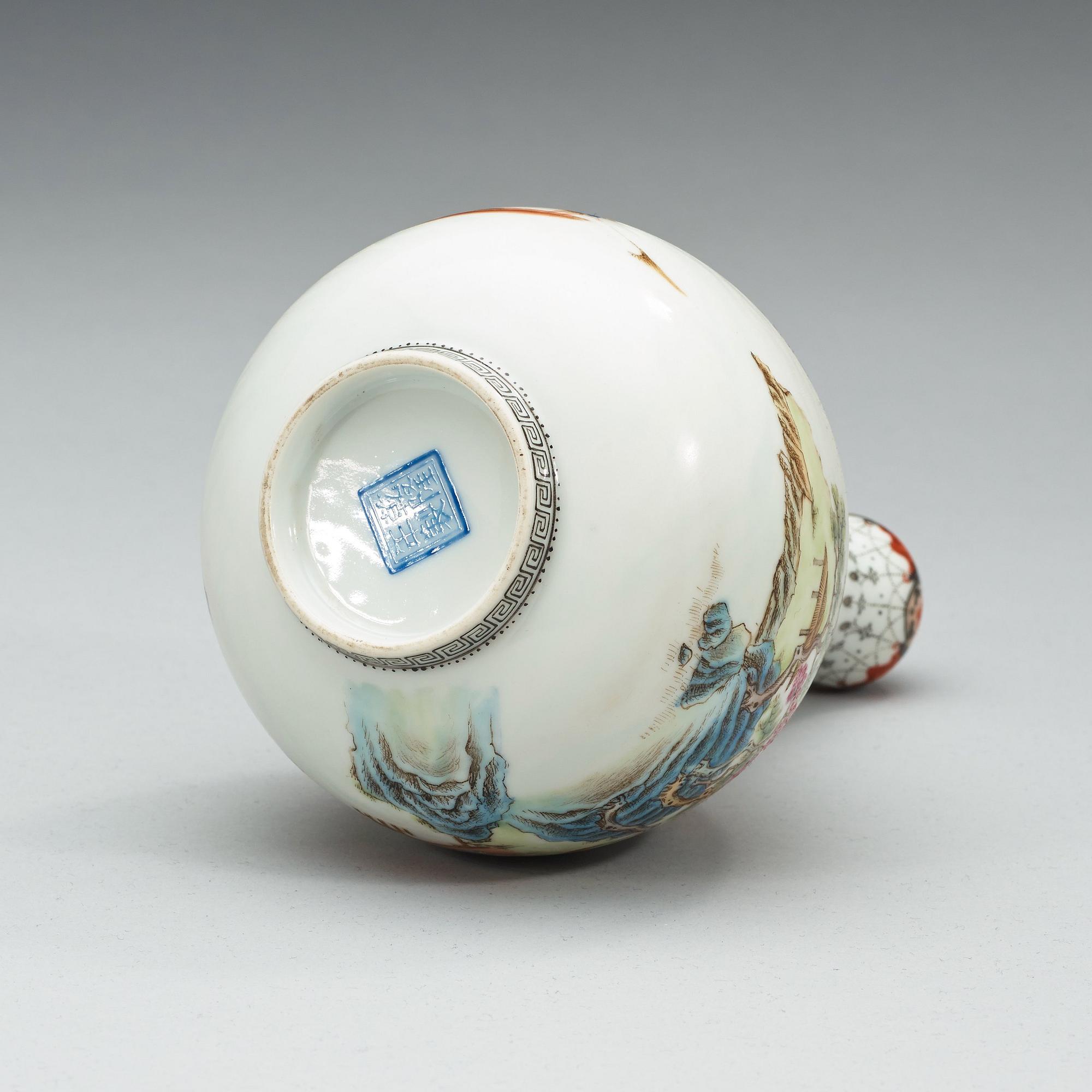 VAS, porslin. Kina, troligen Republik, 1900-tal, med Qianlong fyra karaktärers märke.