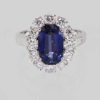 RING, 18K vitguld med ovalslipad blå safir, 3.33 ct samt briljantslipade diamanter 1.31 ct. Vikt 5,9 gram.