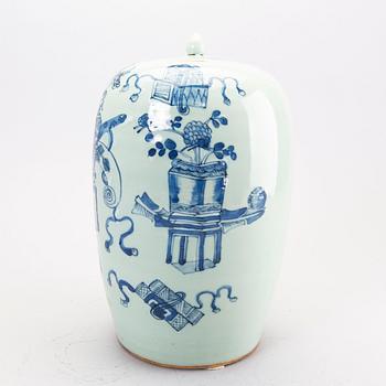 A Chinese Qing Dynasty around 1900 porcelain urn.