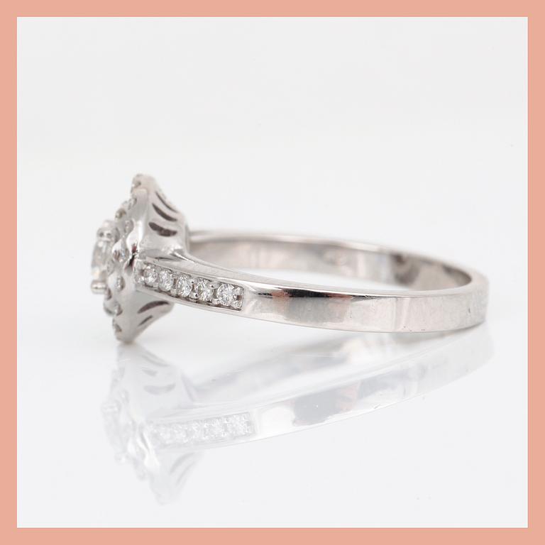 RING, 18K vitguld med briljantslipade diamanter, tot ca 0,66 ct. Total vikt ca 4,66 g.