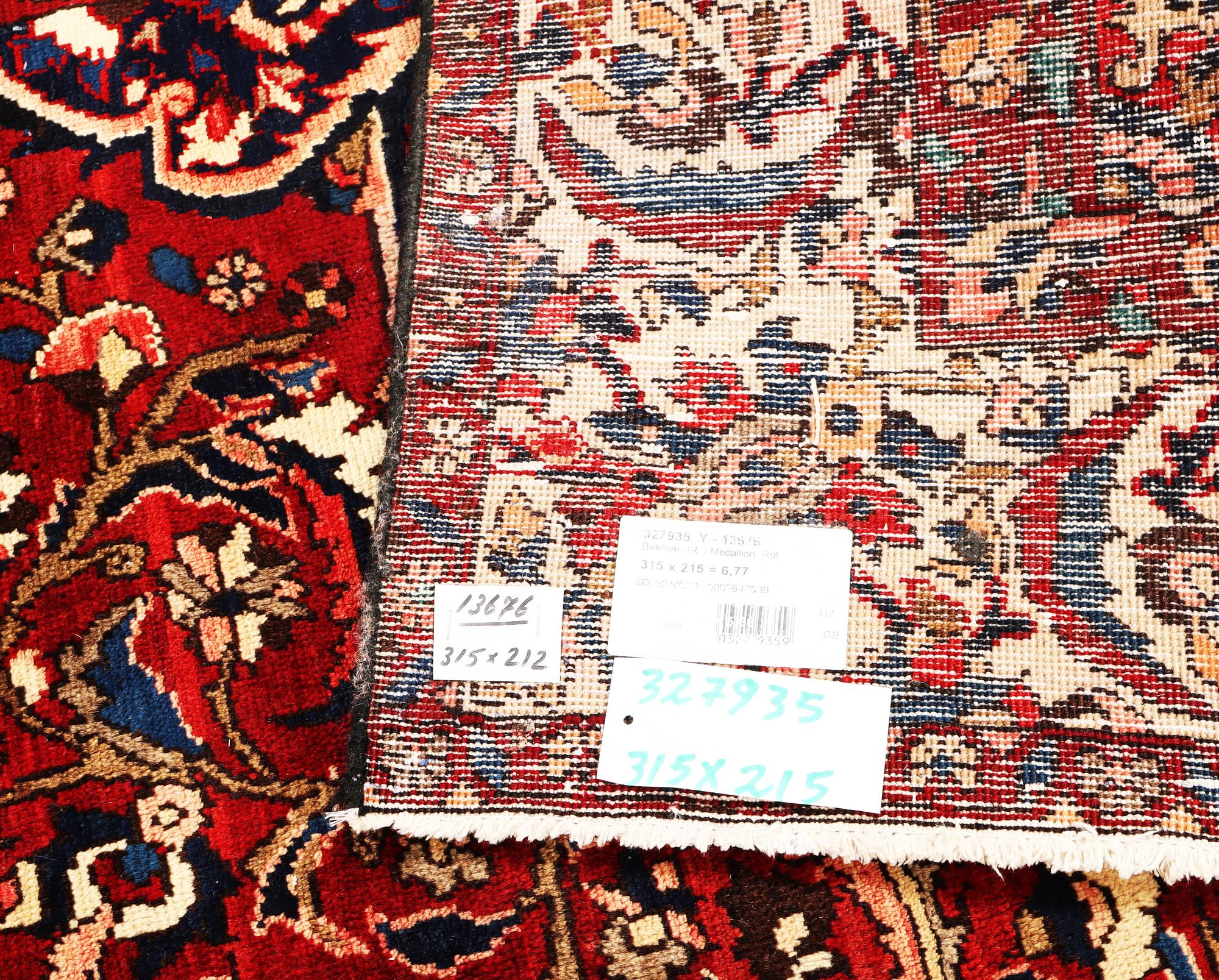 A Mahal carpet c. 315 x 215 cm.