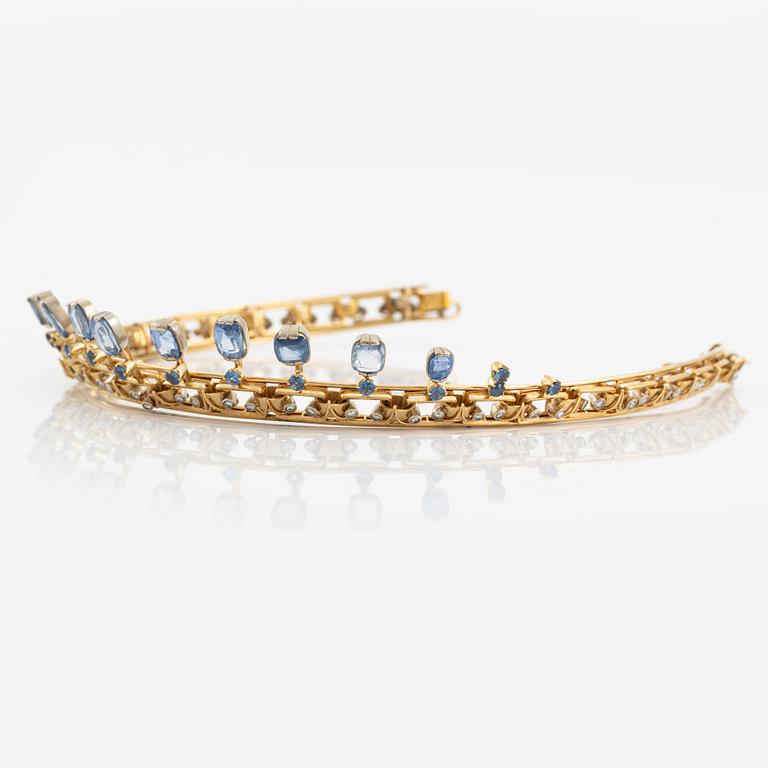 A tiara/necklace combination in 18K gold with sapphires and round brilliant-cut diamonds.