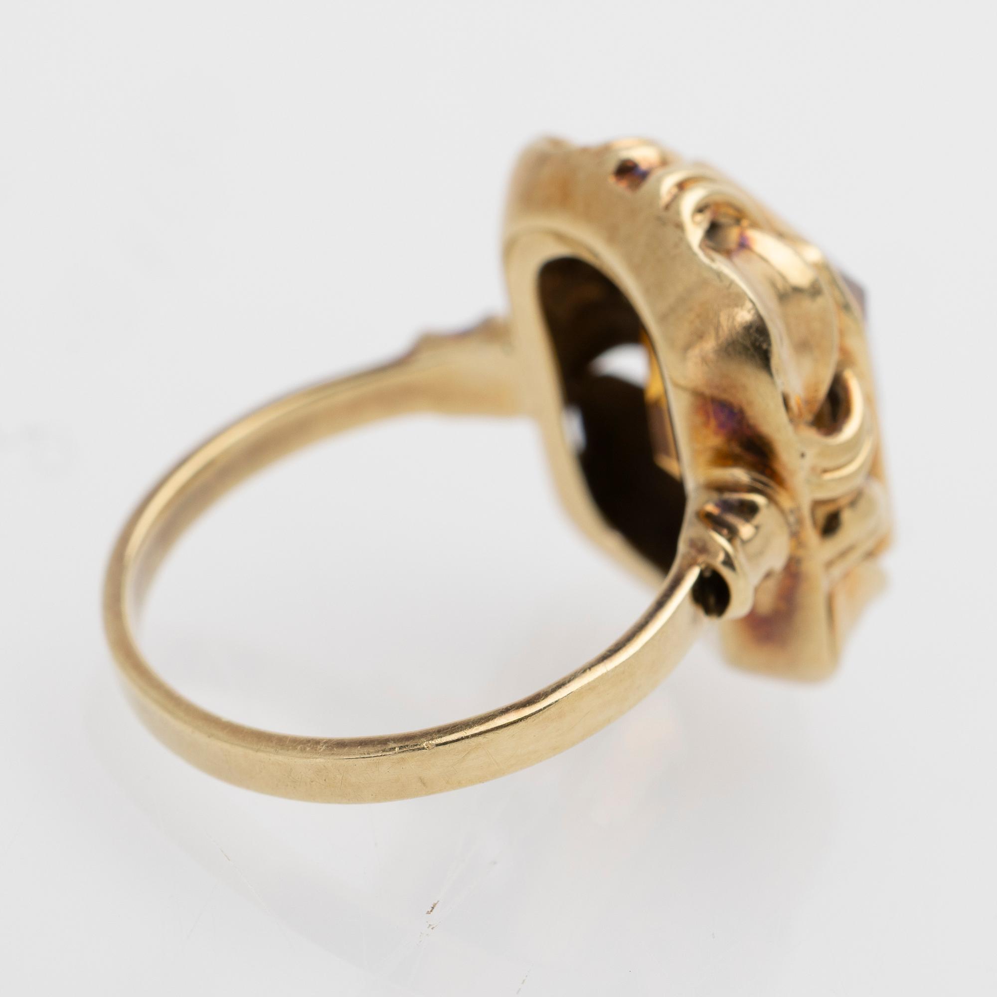 14K gold ring with a citrine.