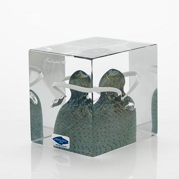 Oiva Toikka, årskub, signerad Oiva Toikka, Nuutajärvi 1988, numrerad 152/2000.