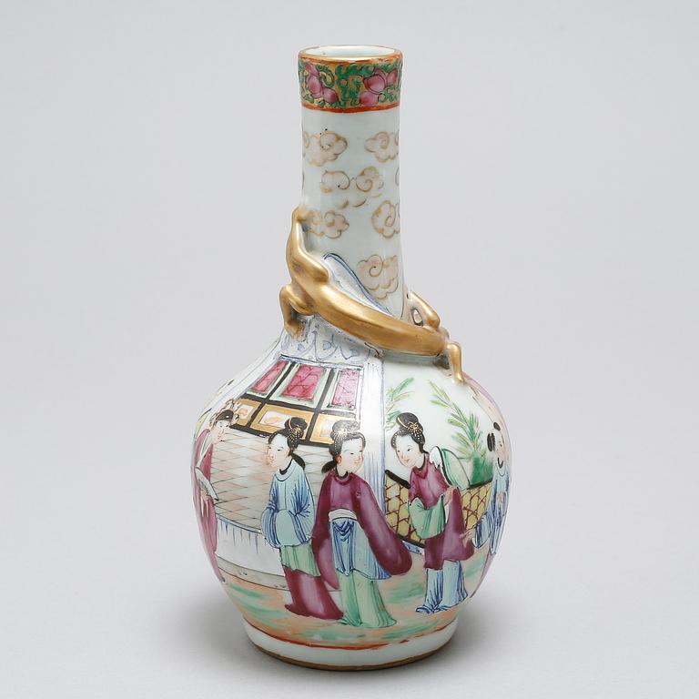 VASER, 2 st, porslin, Kina, sent 1800-tal.