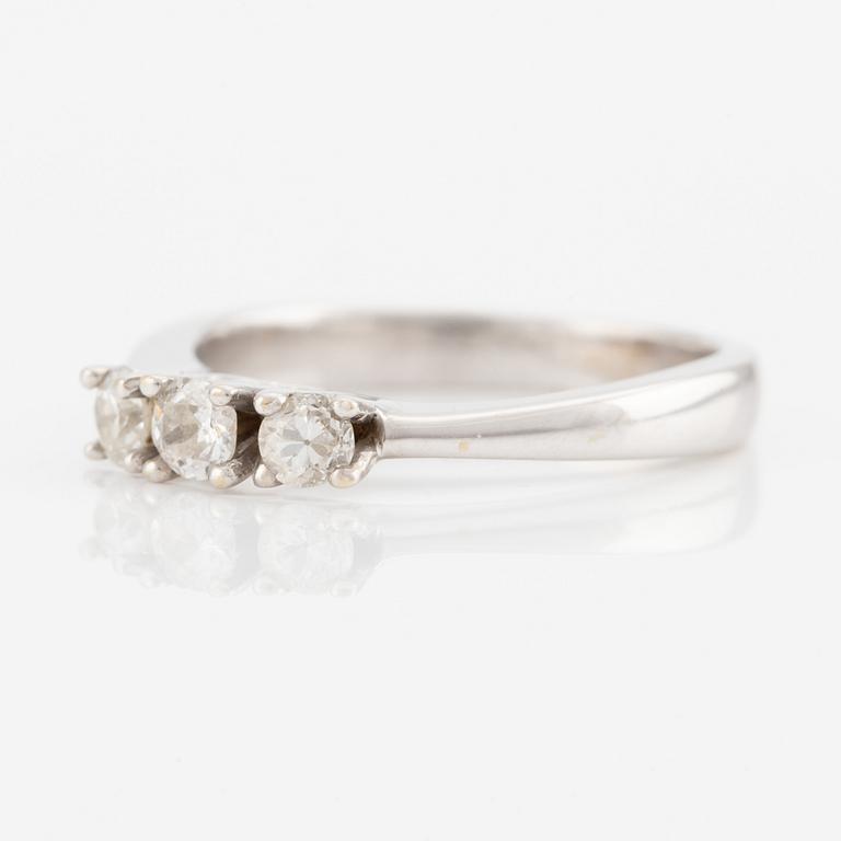Ring in 18K white gold with three brilliant-cut diamonds.