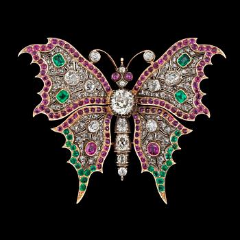 913. BROSCH i form av en fjäril, med diamanter totalt ca 4.00 ct, rubiner och smaragder.