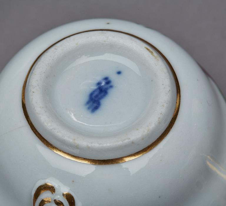 KOPPAR med FAT, 2 st, porslin, Royal Copenhagen, 1700-tal.