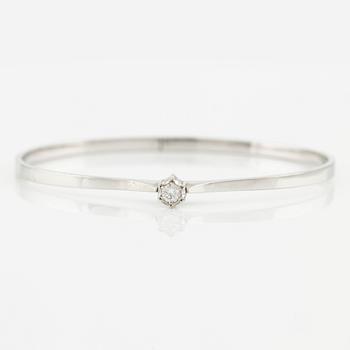 Bangle 18K white gold with a round brilliant-cut diamond.