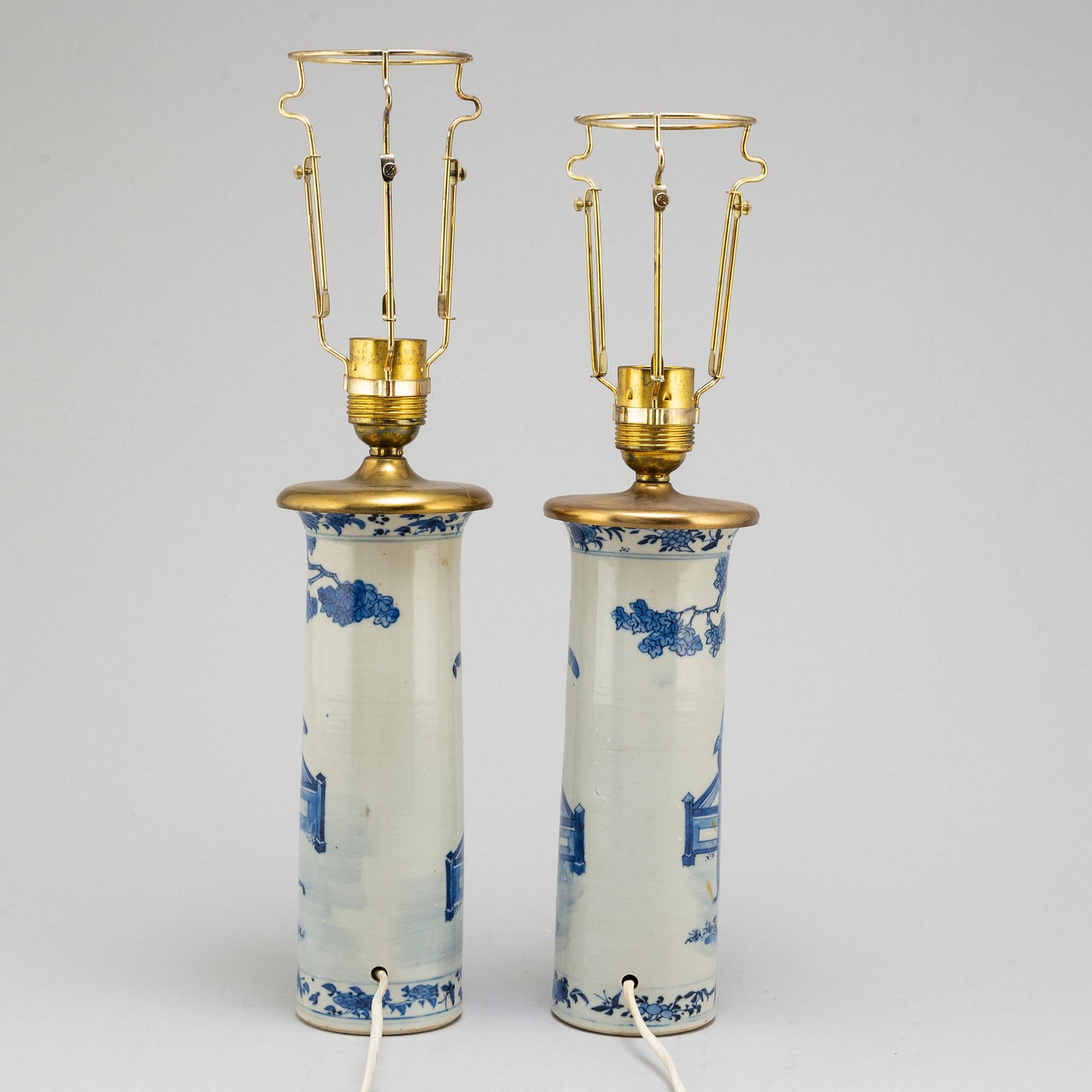A pair of blue and white vases converted into table lampts, Qing dynasty, late 19th century.